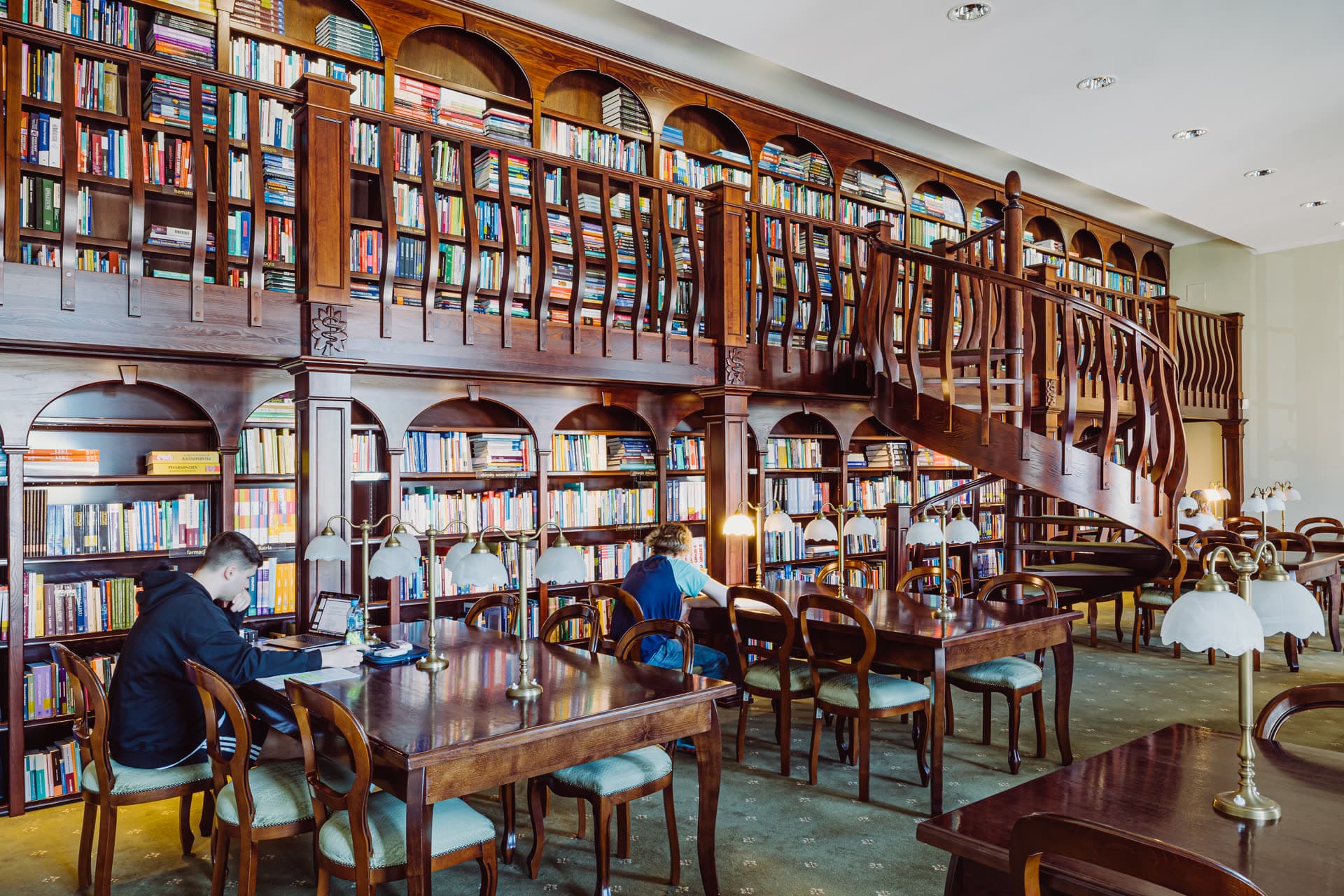 Estudiantes en la biblioteca de la Medical University of Bialystok