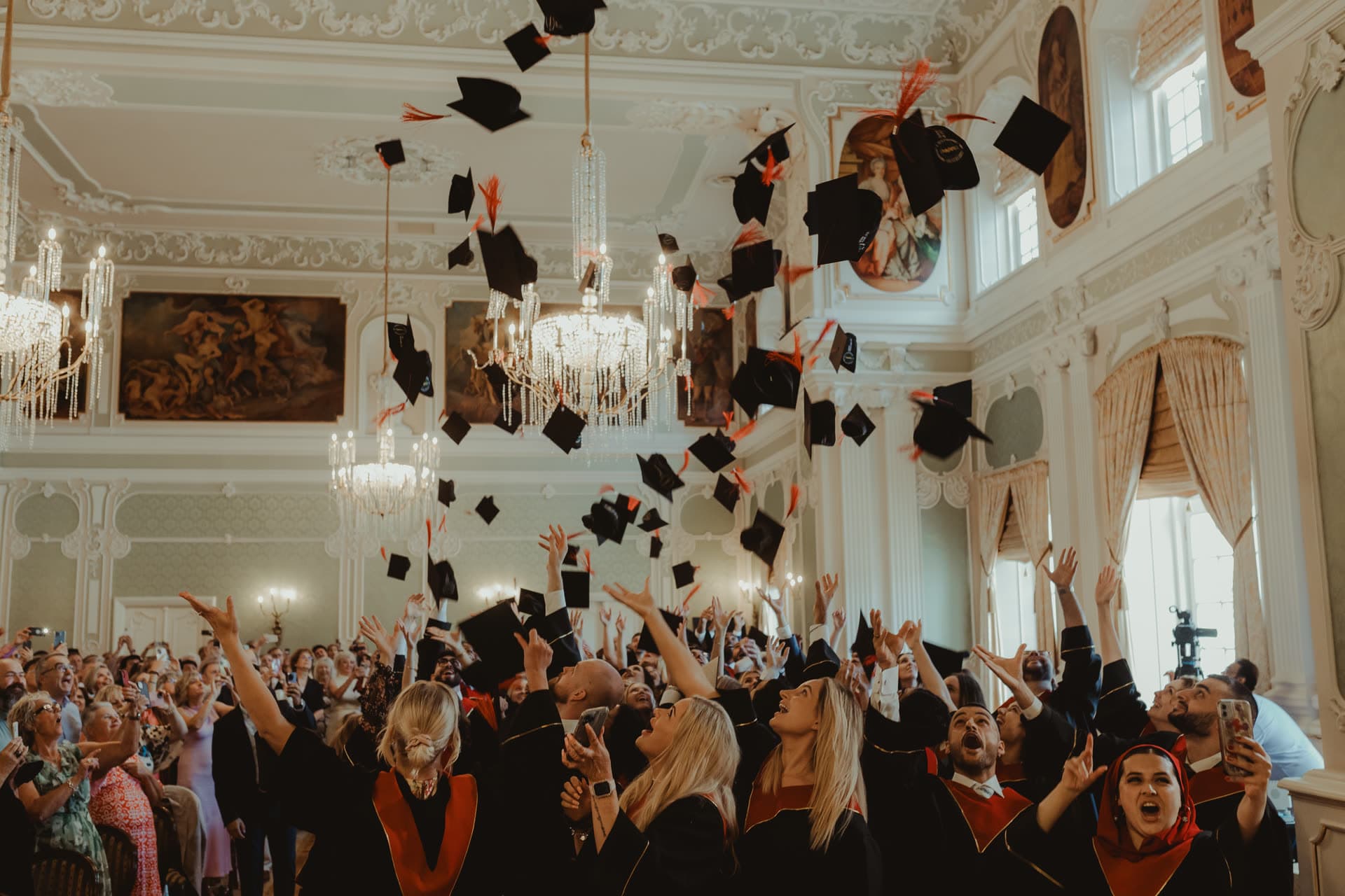 Lanzamiento de gorros académicos en graduación de Medicina